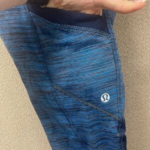 Women Lululemon Athletica Blue Ankle Cropped Pants with packets, size 2 💙
